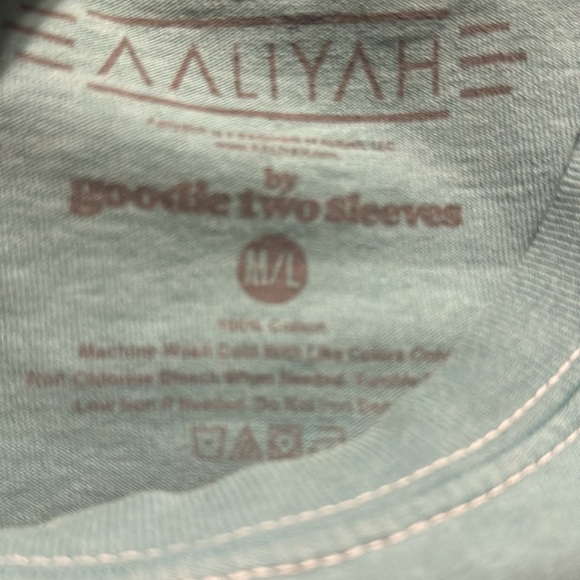 Aaliyah Graphic Tee - Picture 7 of 7